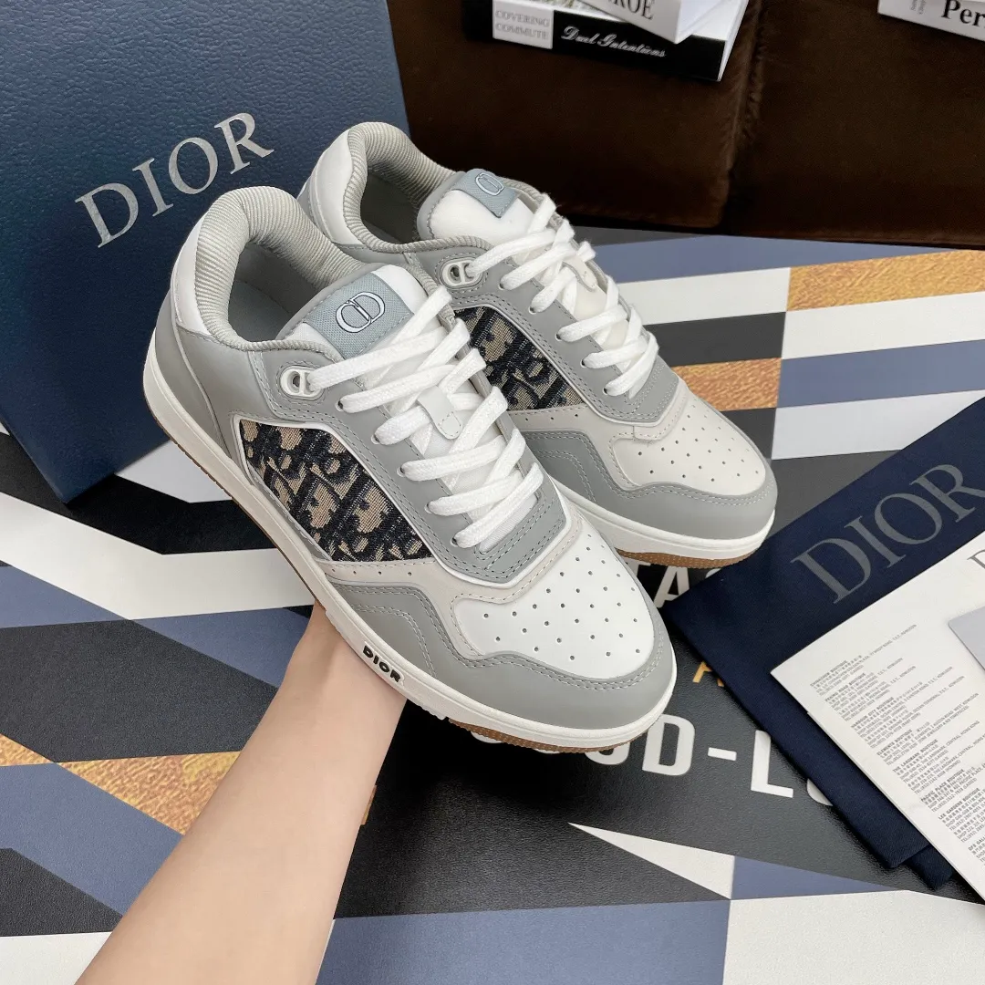 👟👟Ex-factory price 480👟👟 Women's shoes, women's clothing, women's shoes, women's clothing. (3d printing +20) Dior Dior🔥Counter genuine 1-1 top version (you can compare with the original version) the top version is made, not blown out👍👫Contrast color positioning and splicing design! Fashionable and casual personality! Look like a goddess on your feet! Simple line design, three-dimensional cutting, super invincible and stylish, looks good no matter how you match it. The super popular elements and colors make the whole set youthful and beautiful. It can easily catch the eye in the crowd. It is casual, comfortable, fashionable and versatile, a high-quality casual suit with no sense of age. ✅Fabrics: imported first-layer cowhide + high-tech laser technology. ✅Inner lining: imported transparent silk fabric. ✅Feet: original molded feet. ✅Outsole: original molded 1:1 two-color T👟👟factory price U outsole ✅Method: original 1:1 full set of lasts ✅Female size: 35～40 ✅Male size: 38～45